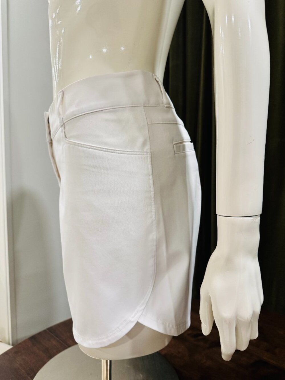 Ladies Adidas Golf Shorts - Size 8 - White
